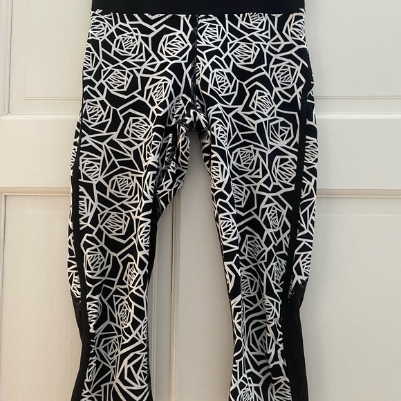 Lululemon Women's Crop Legging Size 2 Black & White - Picture 4 of 9